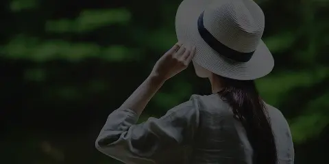 写真:帽子を被った女性